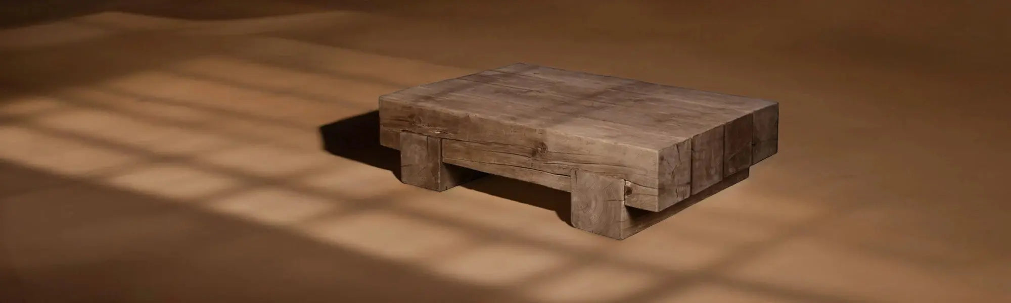 Tables basses en vieilles poutres